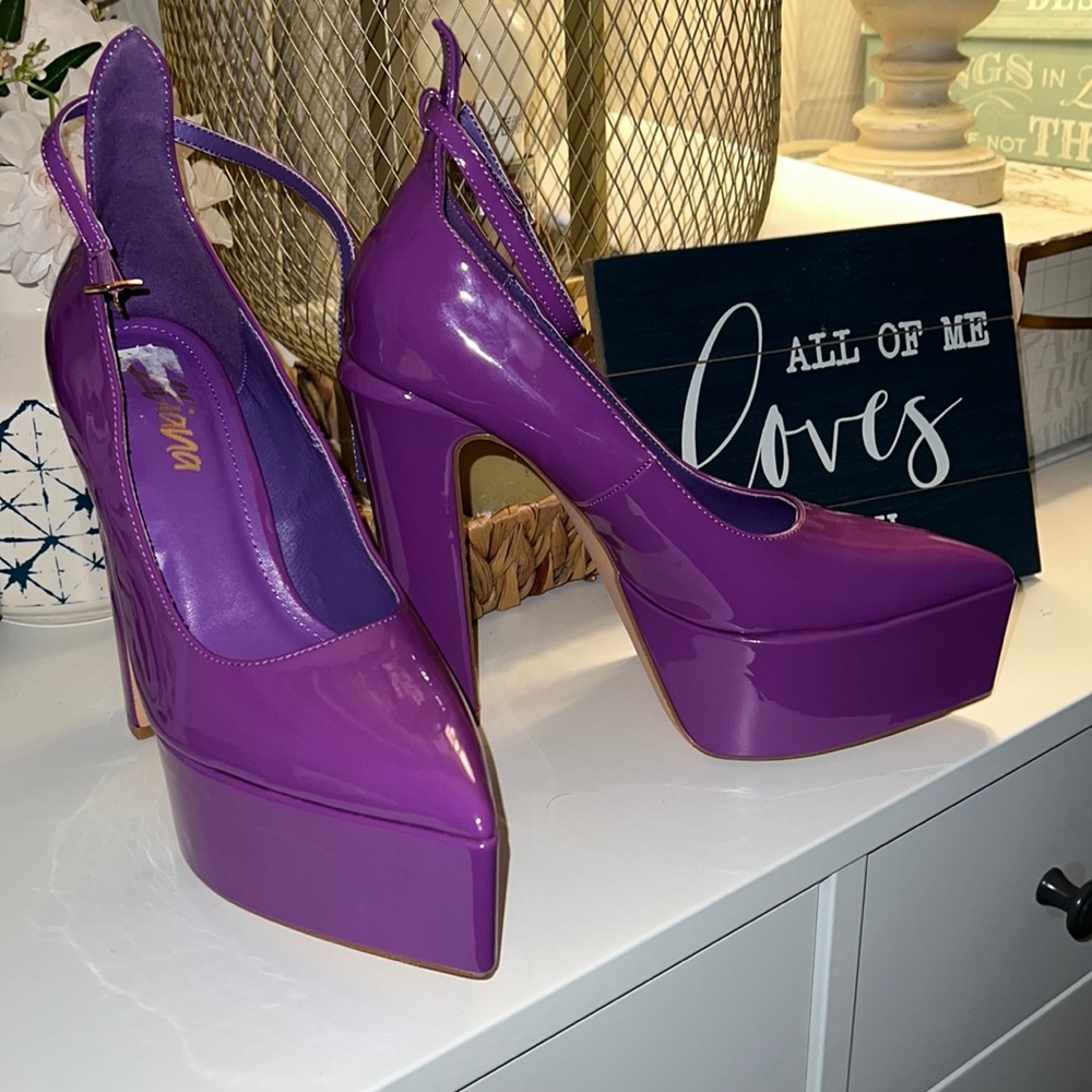 Purple pointed closed toe 6” patent leather platform heels